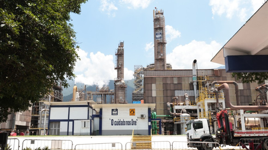 Policial ferido recebeu atendimento médico e foi liberado, enquanto as buscas pelos assaltantes continuam na região - Imagem: Reprodução/Vanessa Rodrigues/A Tribuna Jornal