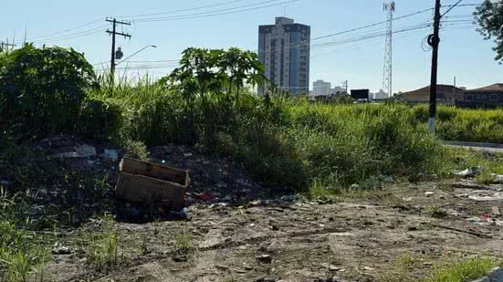 As autoridades isolaram a área e acionaram a perícia para investigar as circunstâncias do crime - Imagem: Reprodução/ Leandro Guedes/TV Tribuna