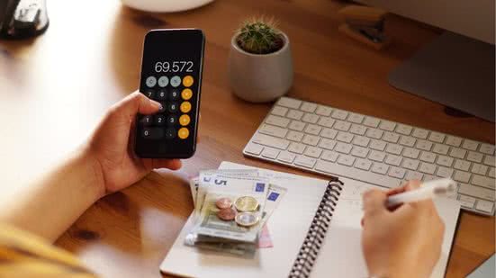 Pesquisa mostra que em dezembro de 2024, em Santos, cada consumidor negativado da cidade devia em média R$ 5.764,58 na soma de todas as dívidas - Imagem: Freepik