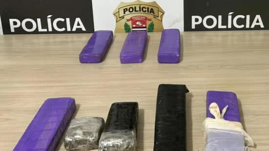 Três tijolos de maconha foram encontrados dentro do veículo onde foram detidos os suspeitos - Imagem: Reprodução/Policia Civil