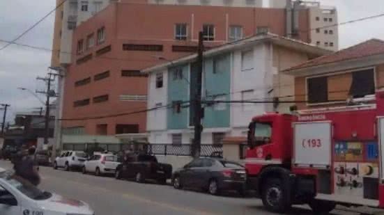 Corpo de Bombeiros prestou apoio à ocorrência ao forçar entrada na residência - Imagem: James Valencio/ A Tribuna