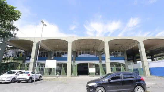 Após forte chuva, alunos mostram vídeos de salas alagadas e denunciam falta de manutenção na escola municipal do Guarujá. - Imagem: Divulgação / Prefeitura de Guarujá