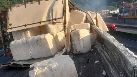 Condutor do caminhão sofreu ferimentos leves - Imagem: Reprodução/Artesp