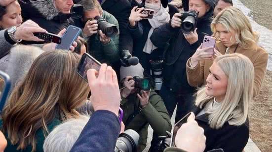 Esse estilo combativo da porta-voz é uma forma diferente de se relacionar com a imprensa - Imagem: Instagram/ @karolineleavitt