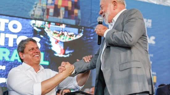 Tarcísio se compromete a retornar a Santos para formalizar edital do túnel, com leilão previsto para agosto - Imagem: Reprodução/ Ricardo Stuckert/TV Globo