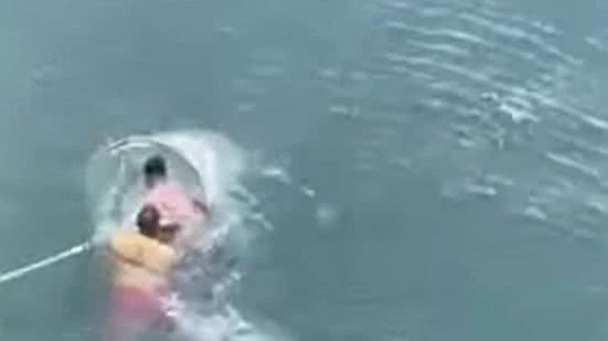 Um dos banhistas apresentou sinais de fraqueza, mas ambos foram resgatados sem ferimentos e se recuperaram na areia - Imagem: Reprodução/ PM