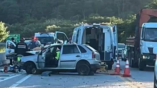 Um dos carros ficou atravessado na pista, que teve uma das direções interditada - Imagem: Divulgação/ Costa Norte