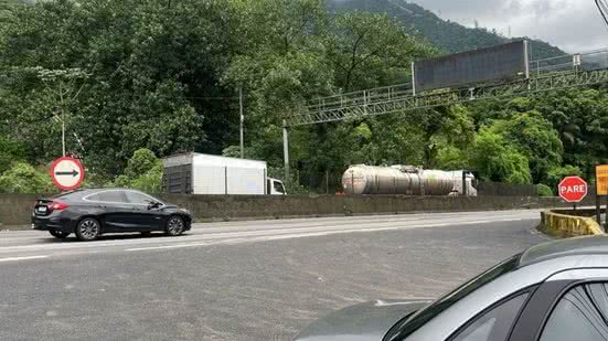 Trânsito normalizado com fluxo leve de carros - Imagem: Reprodução/ Yasmin Braga