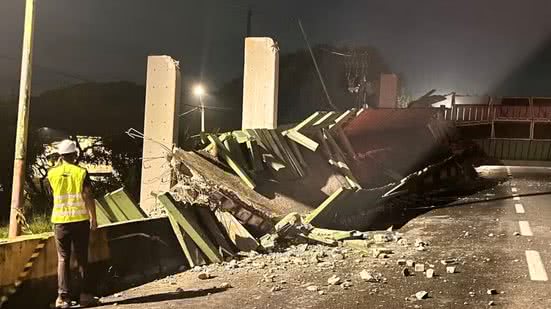 Caminhão envolvido transportava 25 toneladas de polietileno e teve carga removida; empresa já retirou o veículo do local - Imagem: Diego Bertozzi/ Tv Tribuna