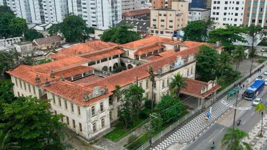 Colégio Escolástica Rosa, desocupado desde 2018, enfrenta problemas estruturais e permanece sem uso, gerando preocupação na comunidade - Imagem: Divulgação