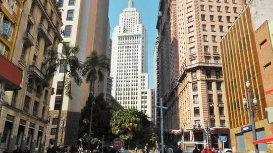 A recuperação de veículos e a redução de crimes violentos são reflexos de estratégias eficazes implementadas pela polícia - Imagem: Wikipedia