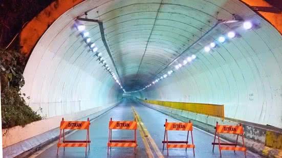 Prefeitura recomenda rotas alternativas para motoristas durante a interdição do túnel, que ocorrerá das 21h às 5h. - Imagem: Divulgação / Prefeitura de Guarujá