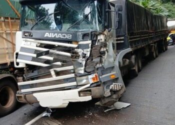 Colisão entre três caminhões causa congestionamento na Anchieta