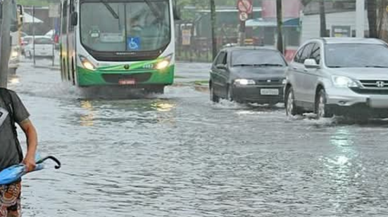 Populares poderão recorrer à indenização por danos causados pelos alagamentos - Imagem: Reprodução | Vivendo em São Vicente