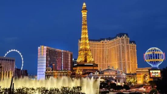 Las Vegas é o cenário kitsh por excelência. Luzes, réplicas, neons - uma ode ao excesso - Imagem: Natalie Soares/ Divulgação