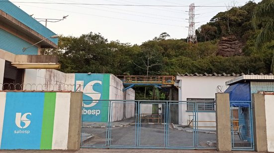 Ações emergenciais da Sabesp buscam normalizar o fornecimento de água à população de Vicente de Carvalho - Imagem: Prefeitura de Guarujá