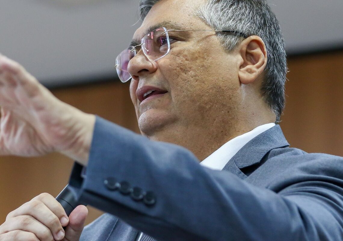 Dino dá 10 dias para Motta explicar trâmite do PL sobre adultização
