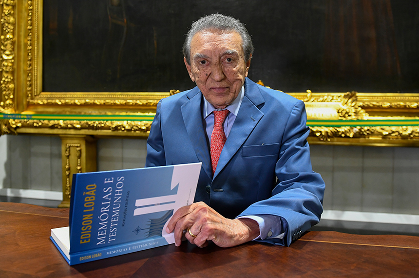 livro de Edison Lobão traz fatos da democracia brasileira — Senado Notícias