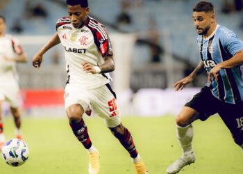 Em momentos distintos, Flamengo e Grêmio se enfrentam no Maracanã