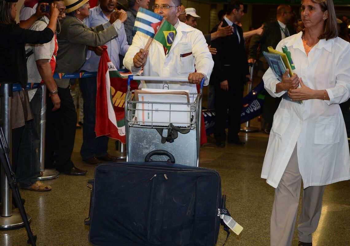 Associação de médicos cubanos repudia ação dos EUA contra Mais Médicos