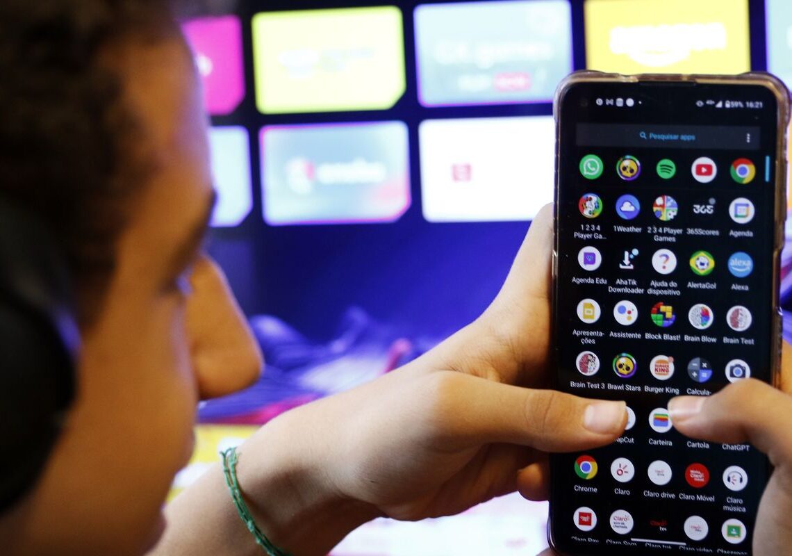 Câmara aprova projeto contra adultização de crianças nas redes sociais