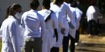 Revalida 2025/2: nota de corte da primeira fase fica em 61 pontos