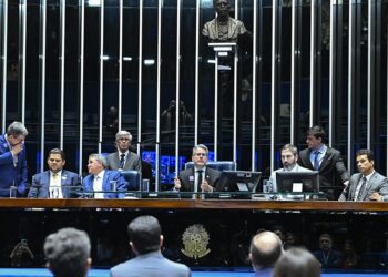 Senado aprova projeto para proteger crianças em ambientes digitais — Senado Notícias
