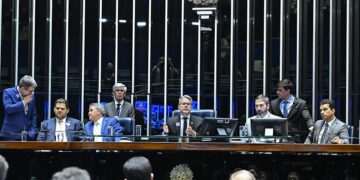 Senado aprova projeto para proteger crianças em ambientes digitais — Senado Notícias