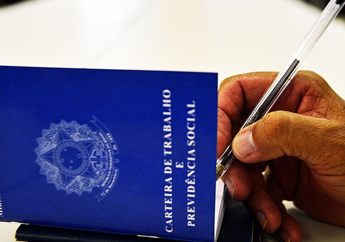 Desemprego recua para 5,6%, a menor taxa desde 2012, mostra IBGE