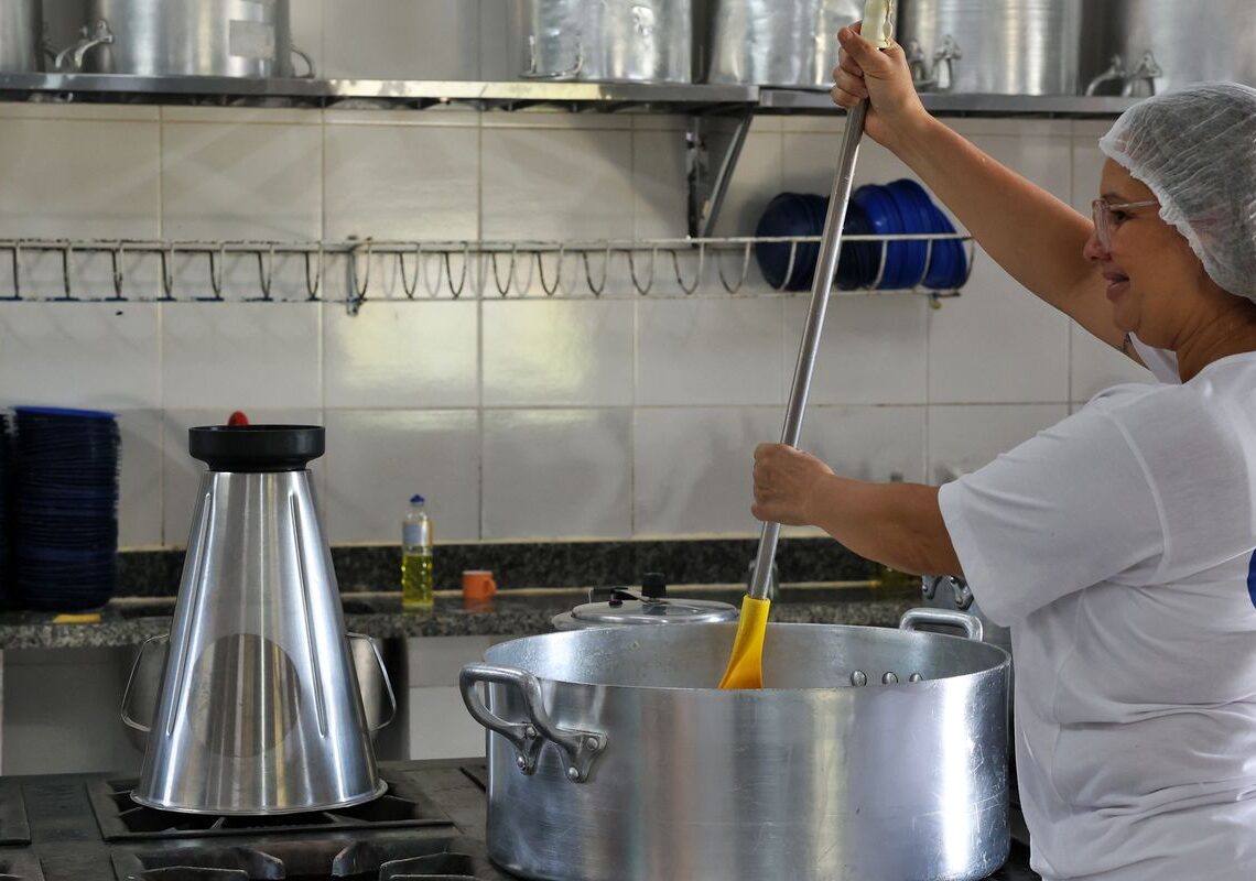 Ceará sanciona lei que zera ultraprocessados na merenda até 2027