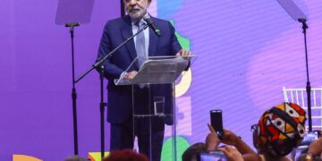Lula abre conferência e sanciona ampliação da licença-maternidade