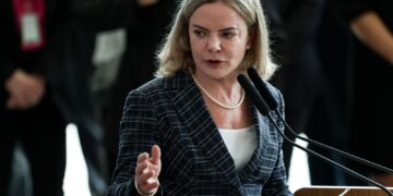 Gleisi critica EUA por fala de uso de “poder militar” contra Brasil