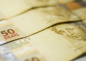 Arrecadação federal no ano supera 2024, apesar da queda em agosto