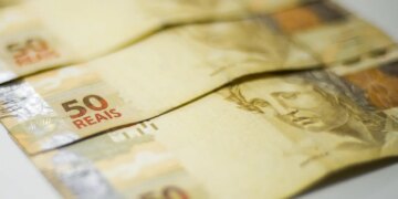Arrecadação federal no ano supera 2024, apesar da queda em agosto