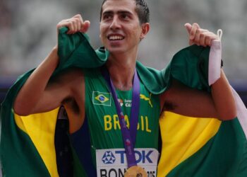 Caio Bonfim é campeão mundial dos 20 km da marcha atlética em Tóquio