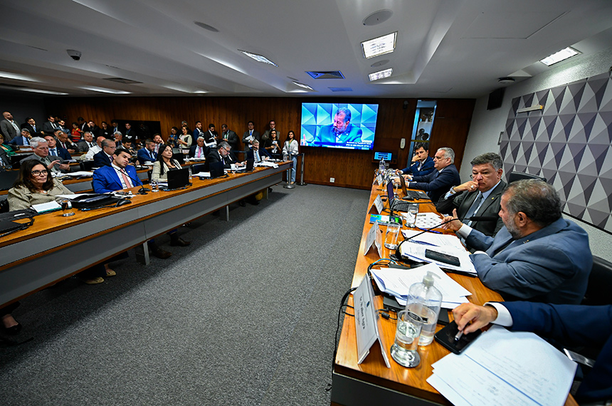 Disputa entre governo e oposição marca depoimento de Lupi na CPMI do INSS — Senado Notícias