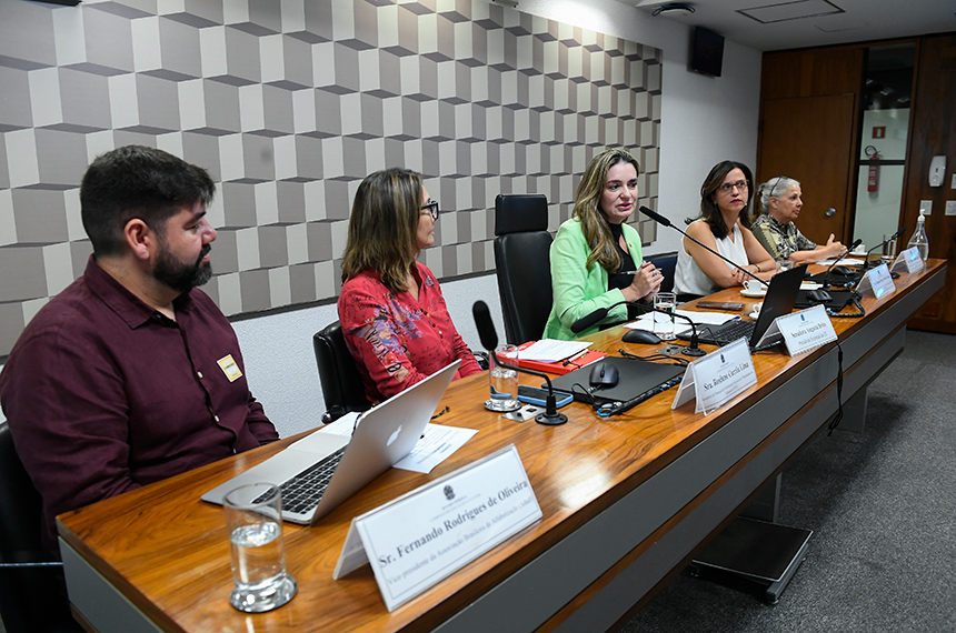 Educadores elogiam política de formação de professores, mas apontam desafios — Senado Notícias