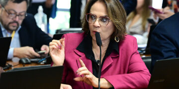 Avança projeto que cria estratégia para atendimento a mulheres alcoólatras — Senado Notícias