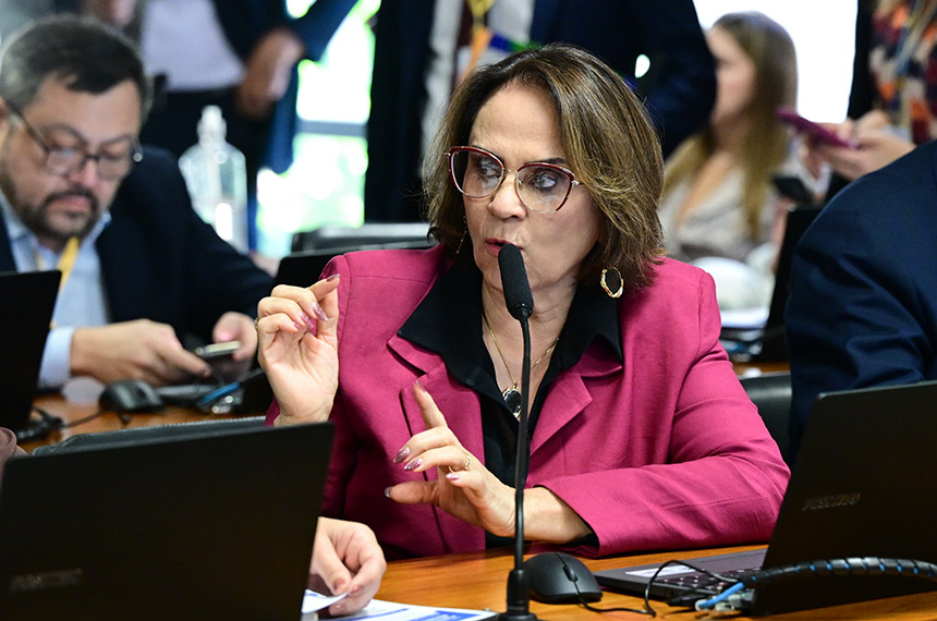 Avança projeto que cria estratégia para atendimento a mulheres alcoólatras — Senado Notícias
