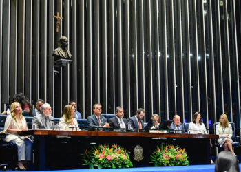 Sessão em homenagem aos 80 anos do CFM destaca novos desafios dos médicos — Senado Notícias