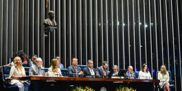 Sessão em homenagem aos 80 anos do CFM destaca novos desafios dos médicos — Senado Notícias