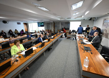 Comissão aprova condições especiais para jovens no primeiro emprego — Senado Notícias