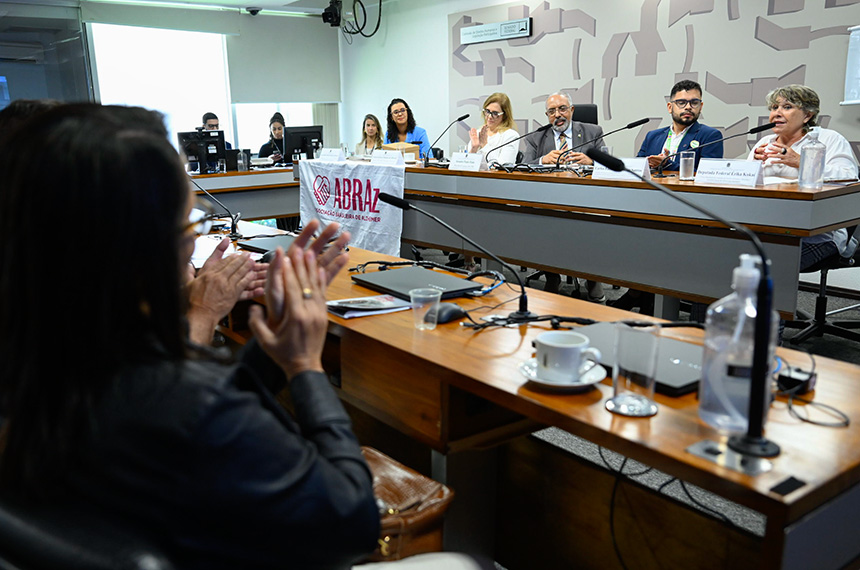 Debatedores defendem ação articulada para implementar Lei do Alzheimer — Senado Notícias