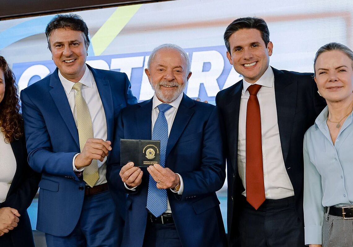 Lula sanciona lei que cria Carteira Nacional do Professor