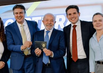 Lula sanciona lei que cria Carteira Nacional do Professor
