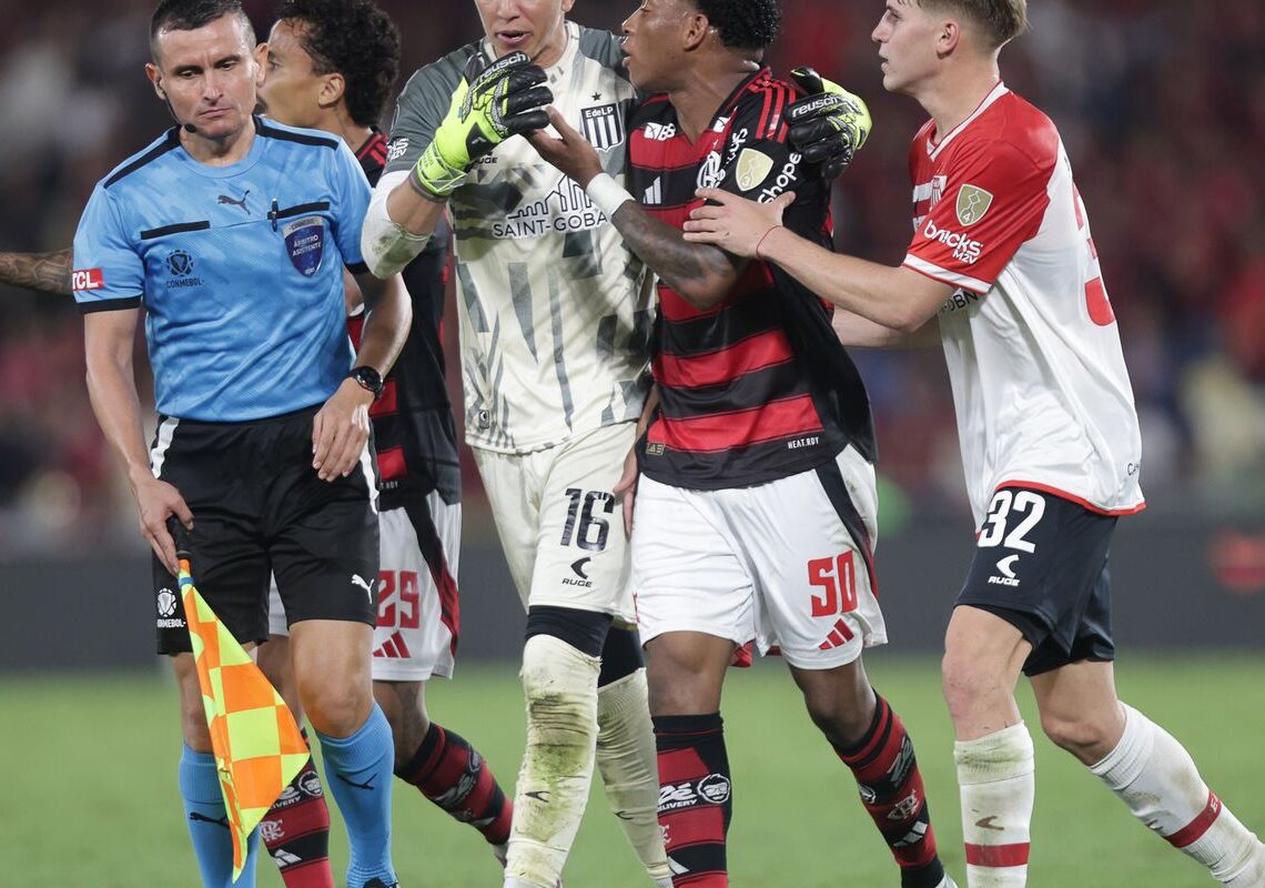 Conmebol anula 2º amarelo e libera Plata para defender o Flamengo