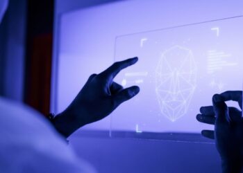 Inteligência artificial ameaça aprendizado da escrita, alerta autor