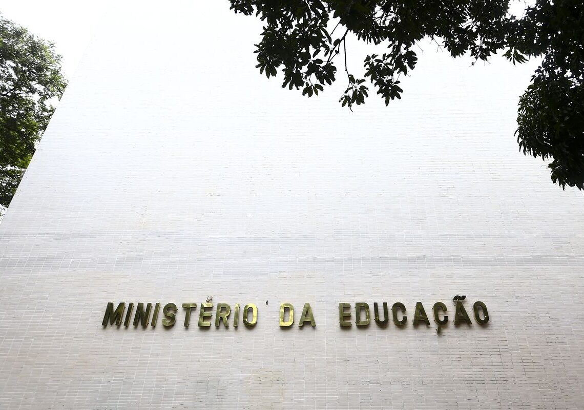 Sai lista de cursos superiores semipresenciais autorizados pelo MEC