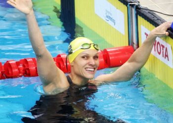 Carol Santiago é tricampeã mundial dos 100m costas em Singapura