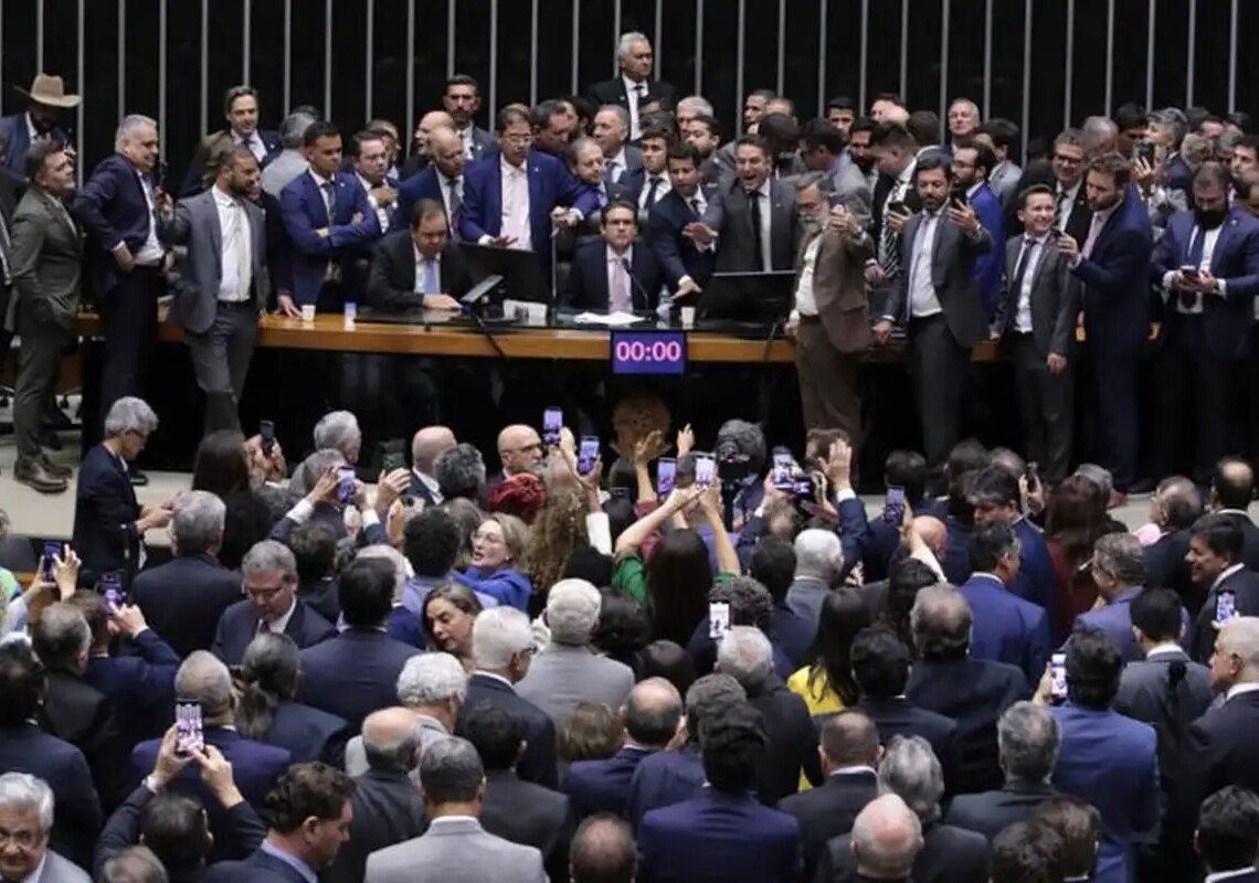 Corregedor da Câmara pede suspensão de 3 deputados envolvidos em motim